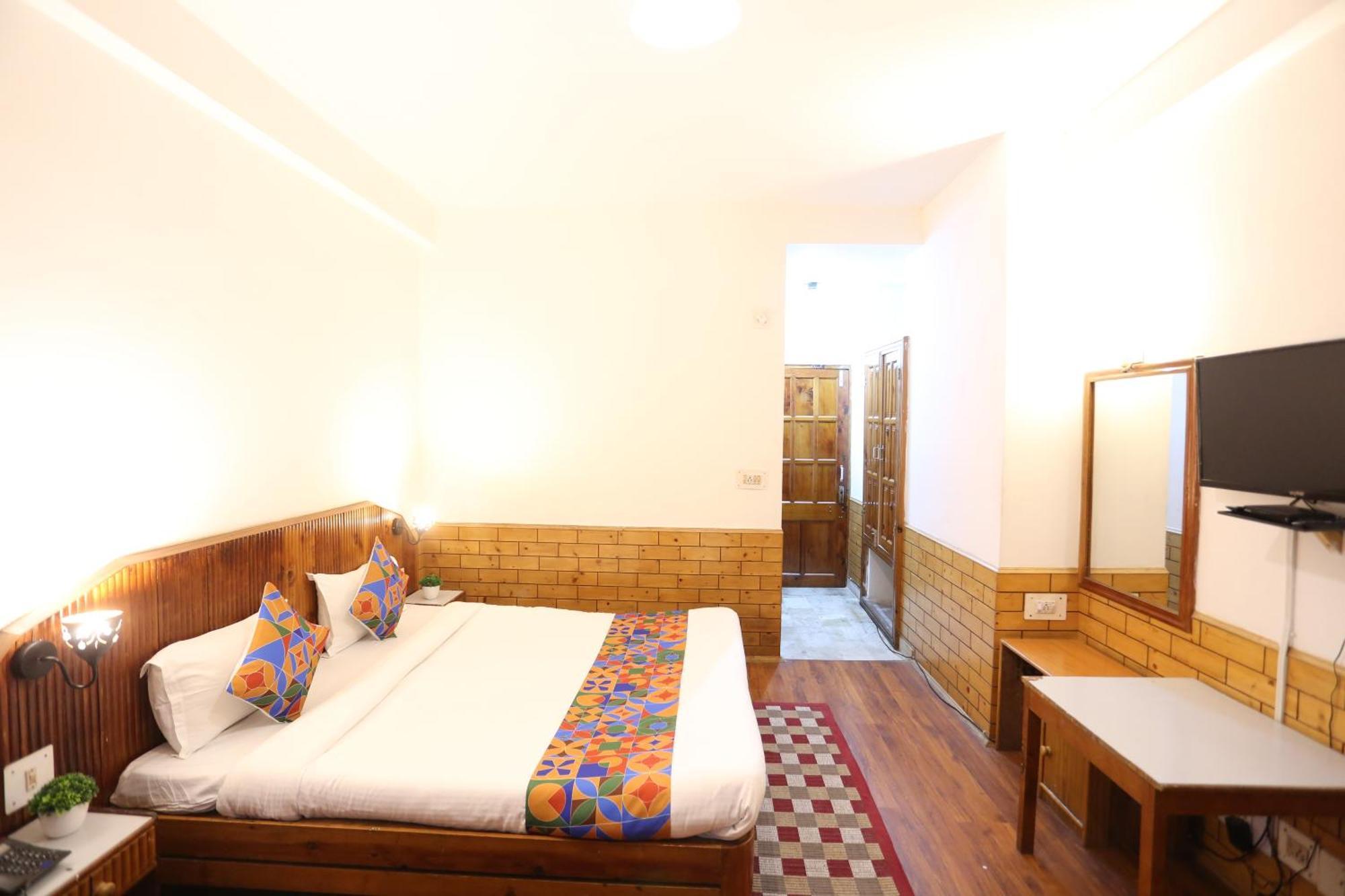 Hotel Surbhi Vashist Esterno foto